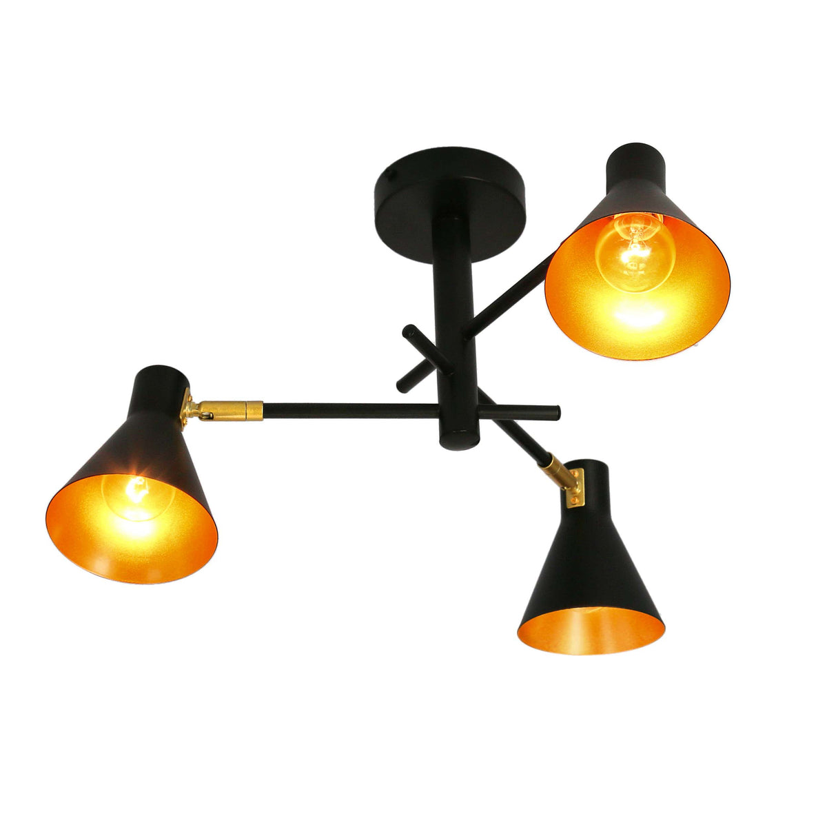 Luminaire allumé diffusant une lumière chaude dans les trois cônes dorés