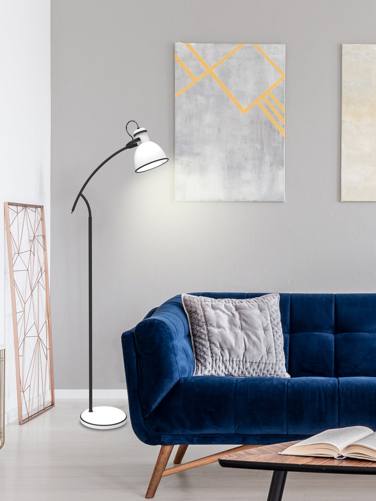 Lampadaire installé près d'un canapé bleu dans un salon gris clair
