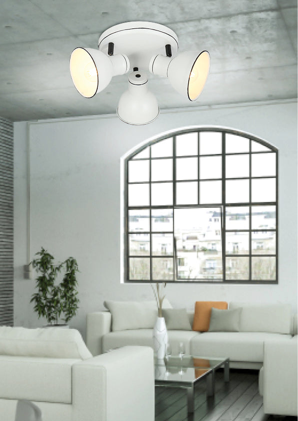 Plafonnier installé dans un intérieur loft, plafond béton et grande fenêtre cintrée.