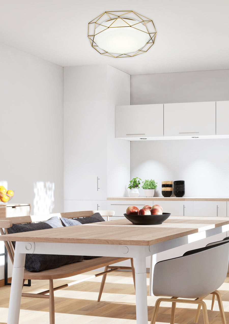 Plafonnier doré fixé au plafond d'une cuisine blanche lumineuse avec table en bois clair