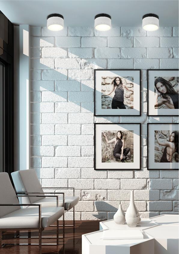 Même intérieur contemporain avec trois spots au plafond et photos encadrées