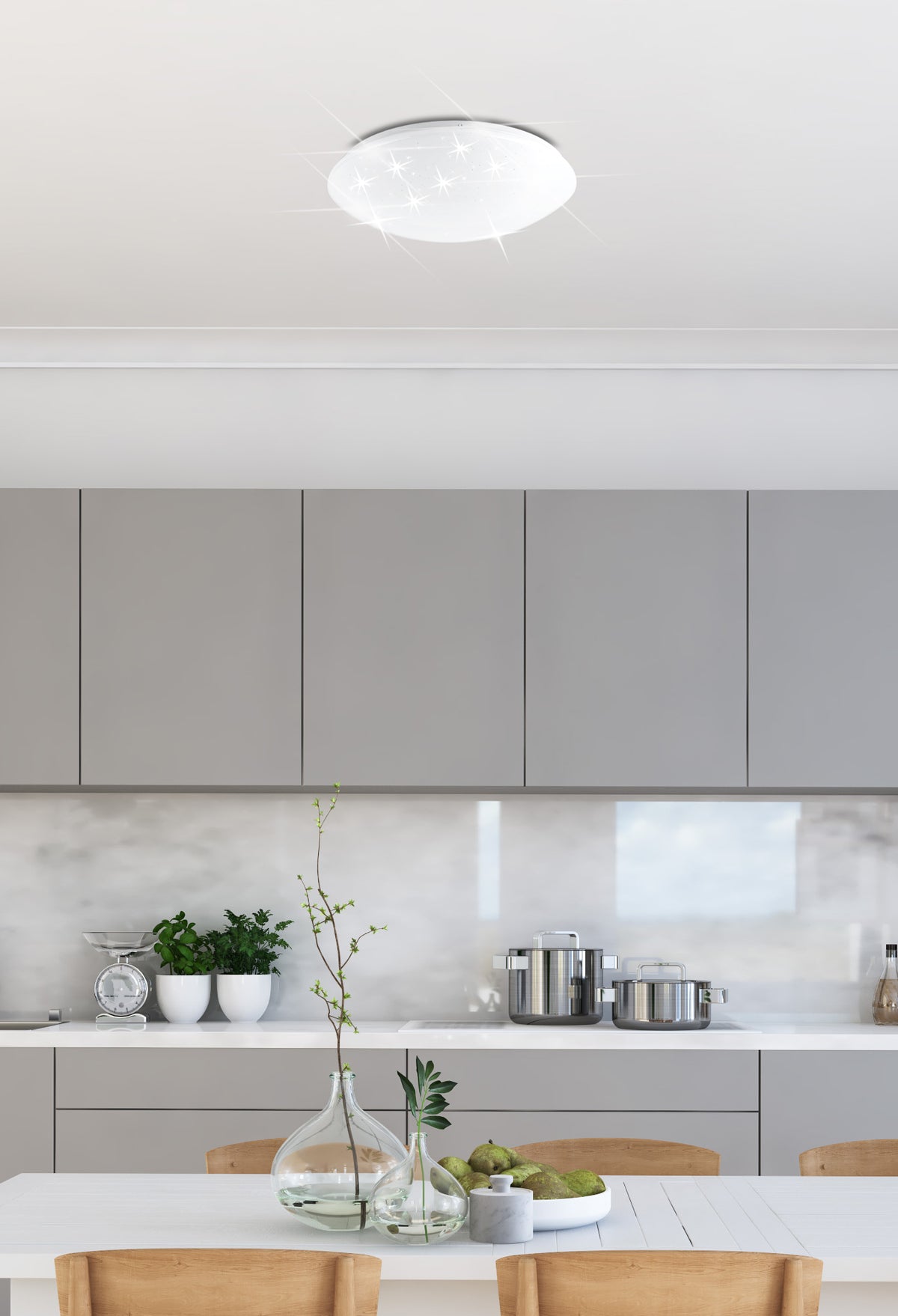 Luminaire allumé au plafond dans une cuisine moderne grise