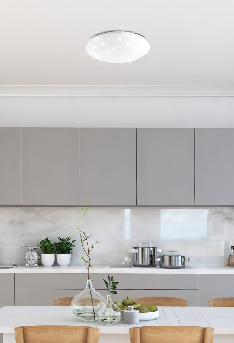 Luminaire allumé au plafond dans une cuisine moderne grise
