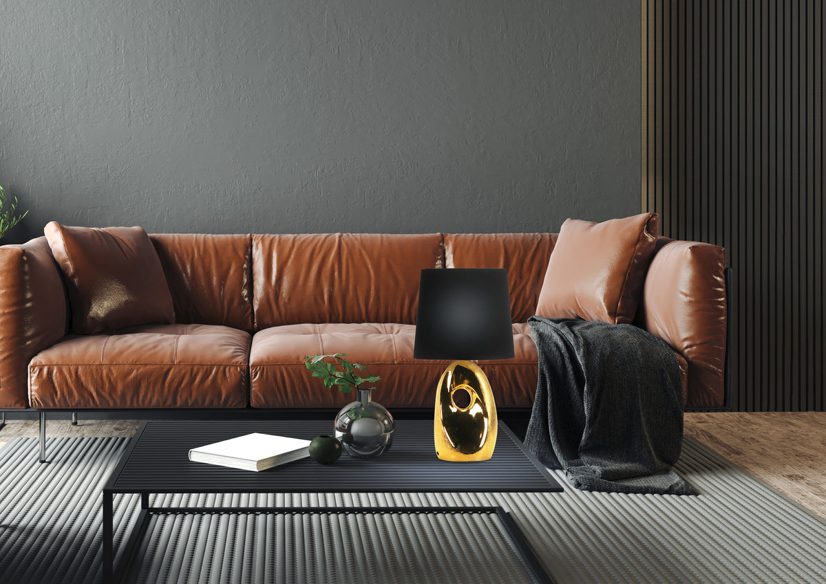 Mise en ambiance intérieur cuir marron, lampe dorée noire sur table basse