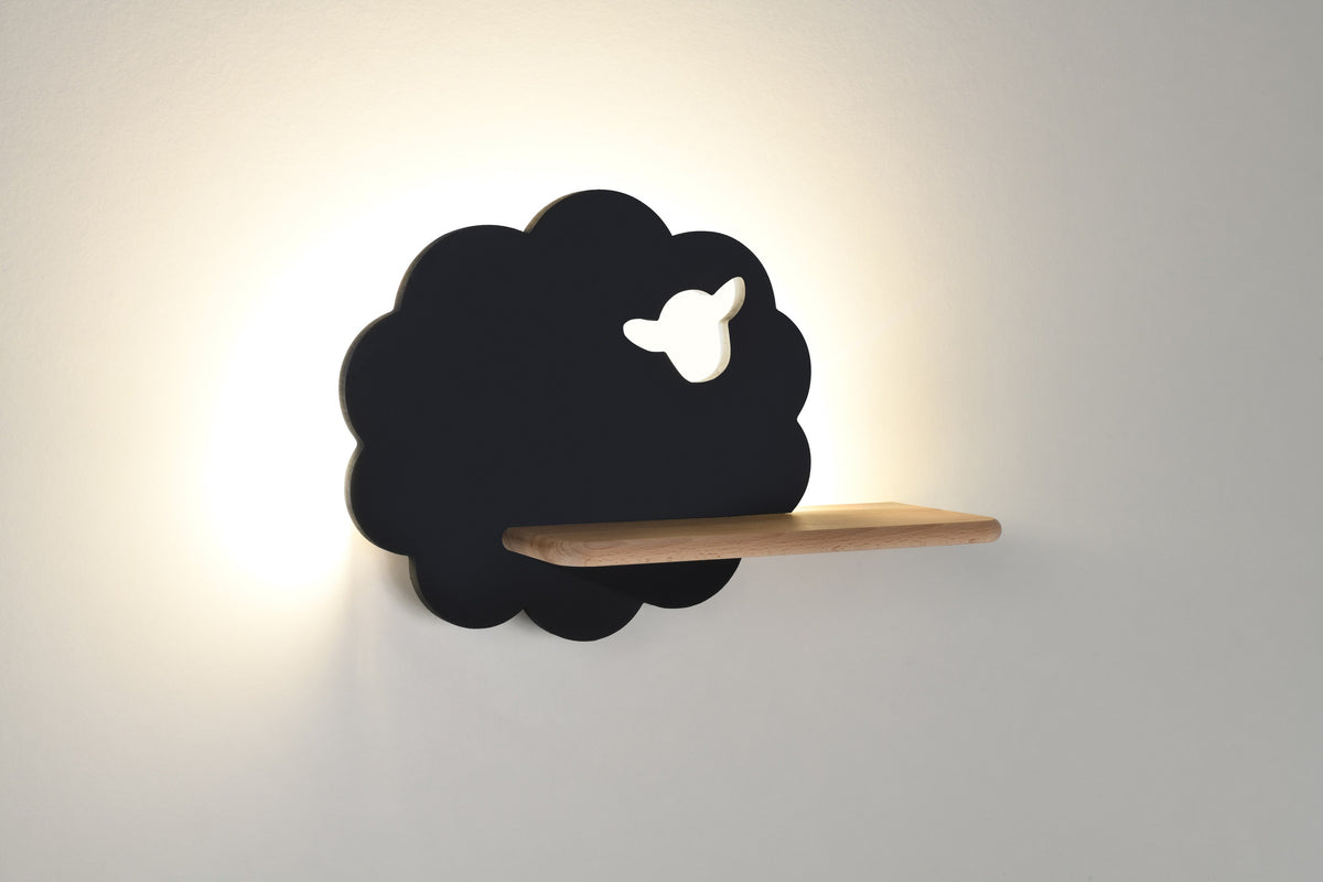 Applique murale allumée fixée au mur, halo lumineux autour du nuage noir et étagère bois.