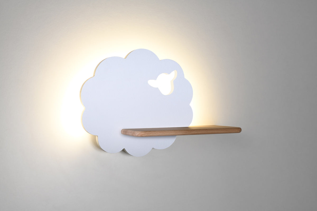 Mise en ambiance de l'applique allumée sur un mur clair, halo lumineux chaleureux