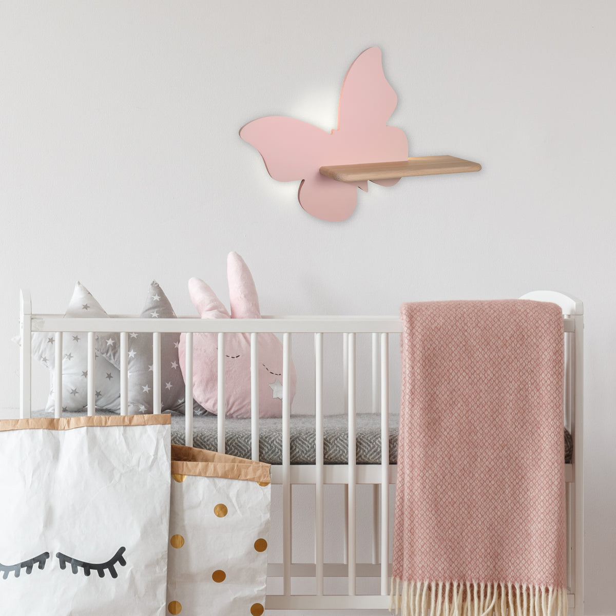 Vue en situation de l'applique murale papillon et son étagère dans une chambre tendance.