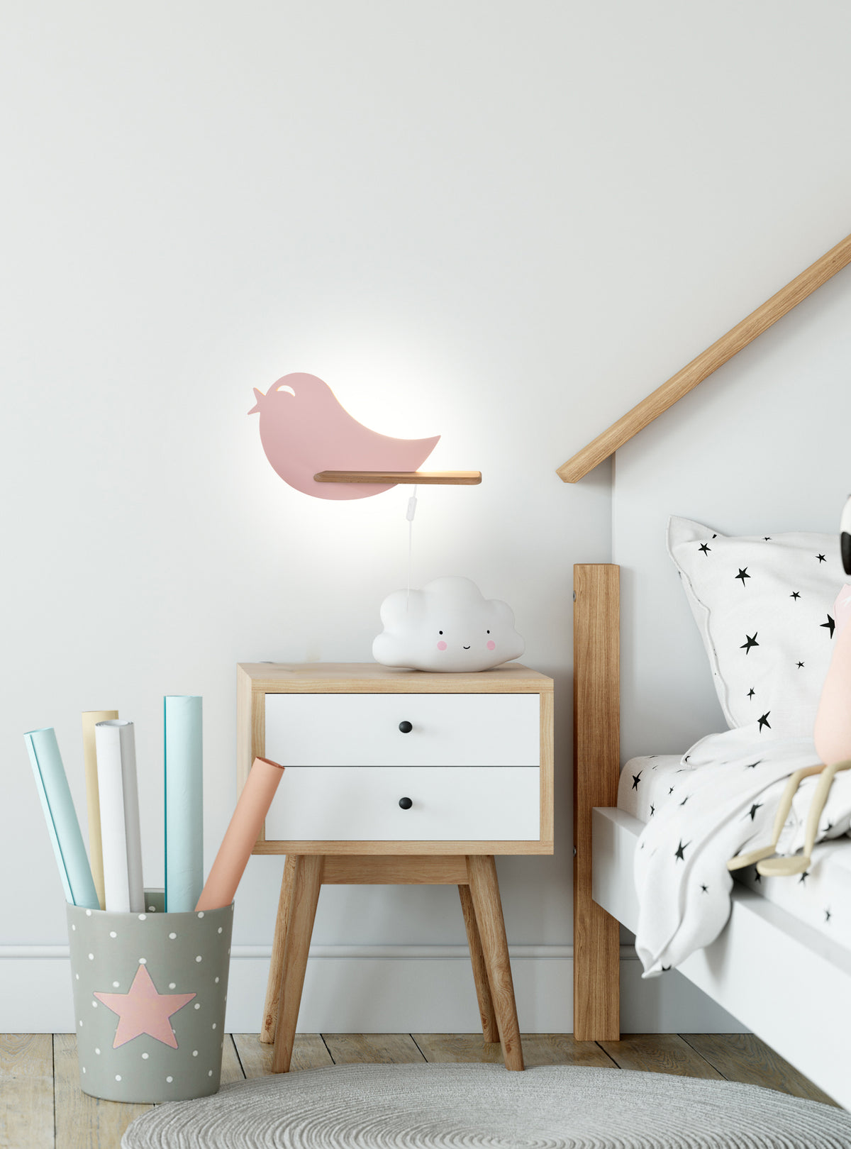 Applique oiseau rose fixée au mur au-dessus d'une table de nuit en bois clair