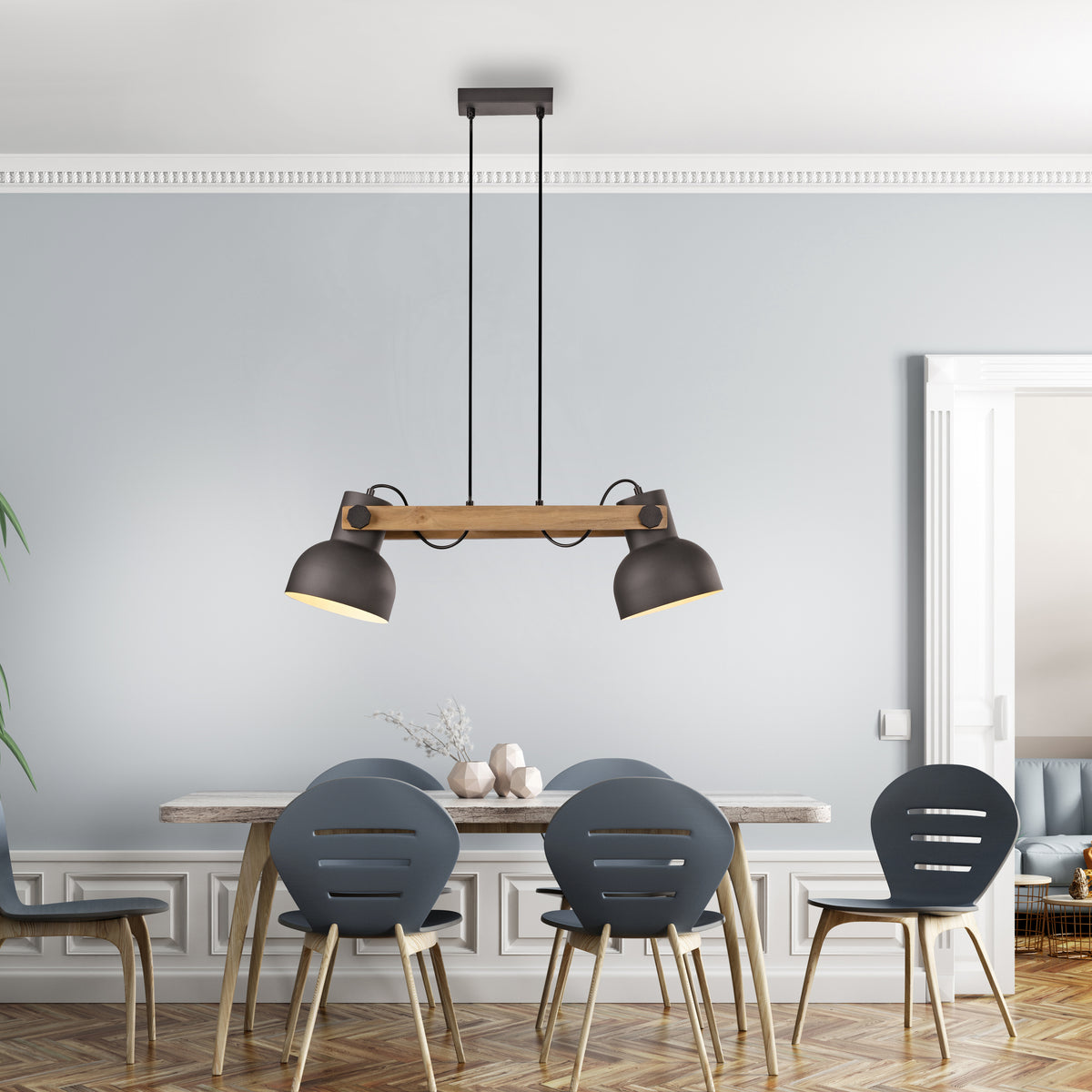Mise en ambiance au-dessus d'une table à manger dans une pièce claire