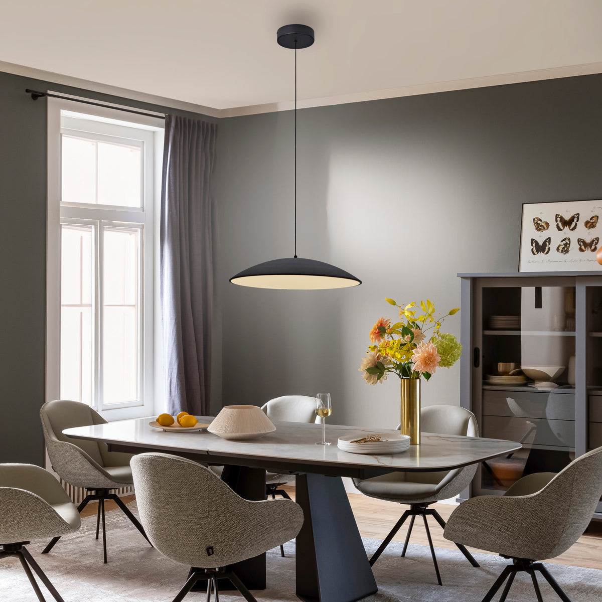Mise en ambiance au-dessus d'une table à manger dans un intérieur gris
