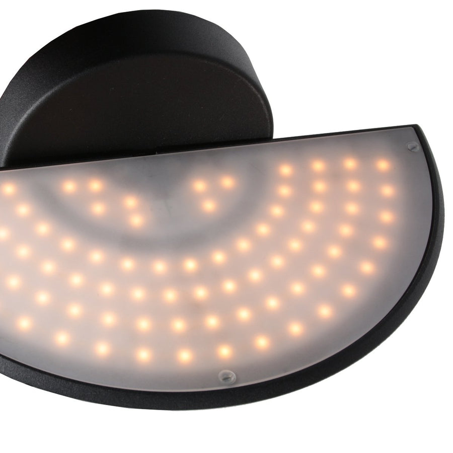Gros plan du diffuseur allumé, nombreuses LED chaudes réparties en arc.