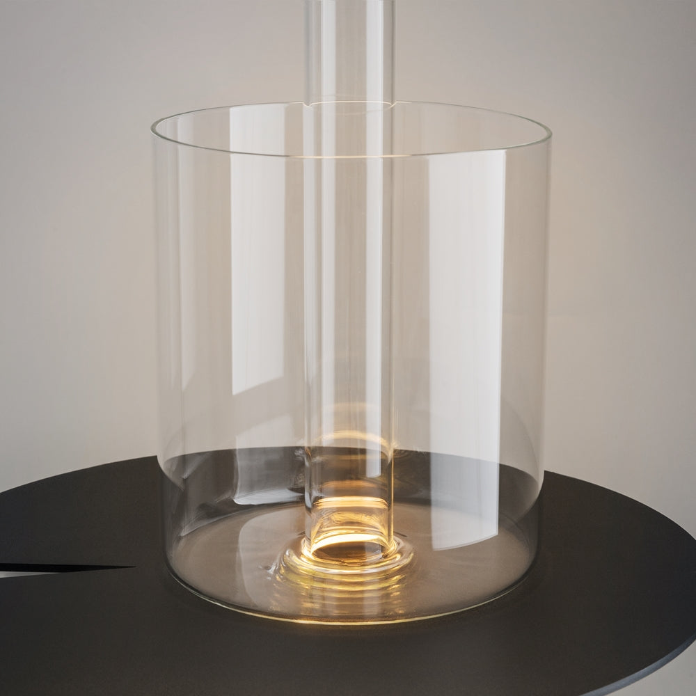 Détail du cylindre de verre transparent éclairé par une lumière ambrée