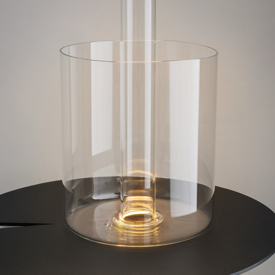 Détail du cylindre de verre transparent éclairé par une lumière ambrée