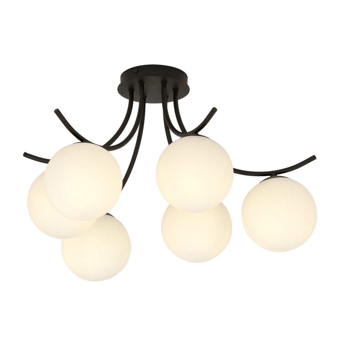 Vue de face du luminaire, bras métalliques noirs recourbés et globes opalins allumés.