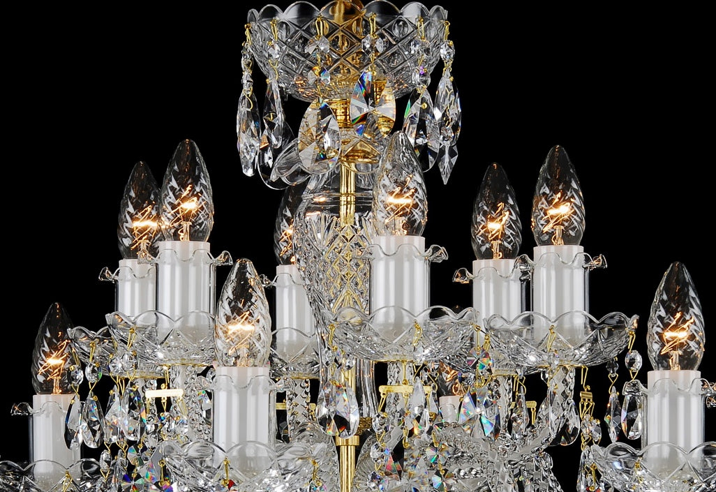 Détail du sommet du lustre, couronne de cristal et tige dorée centrale
