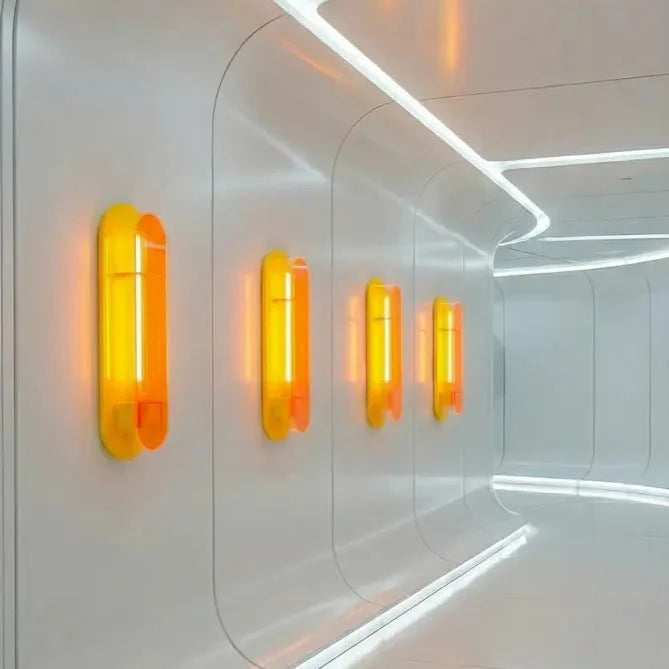 Trois appliques orange alignées le long d'un couloir blanc aux lignes épurées