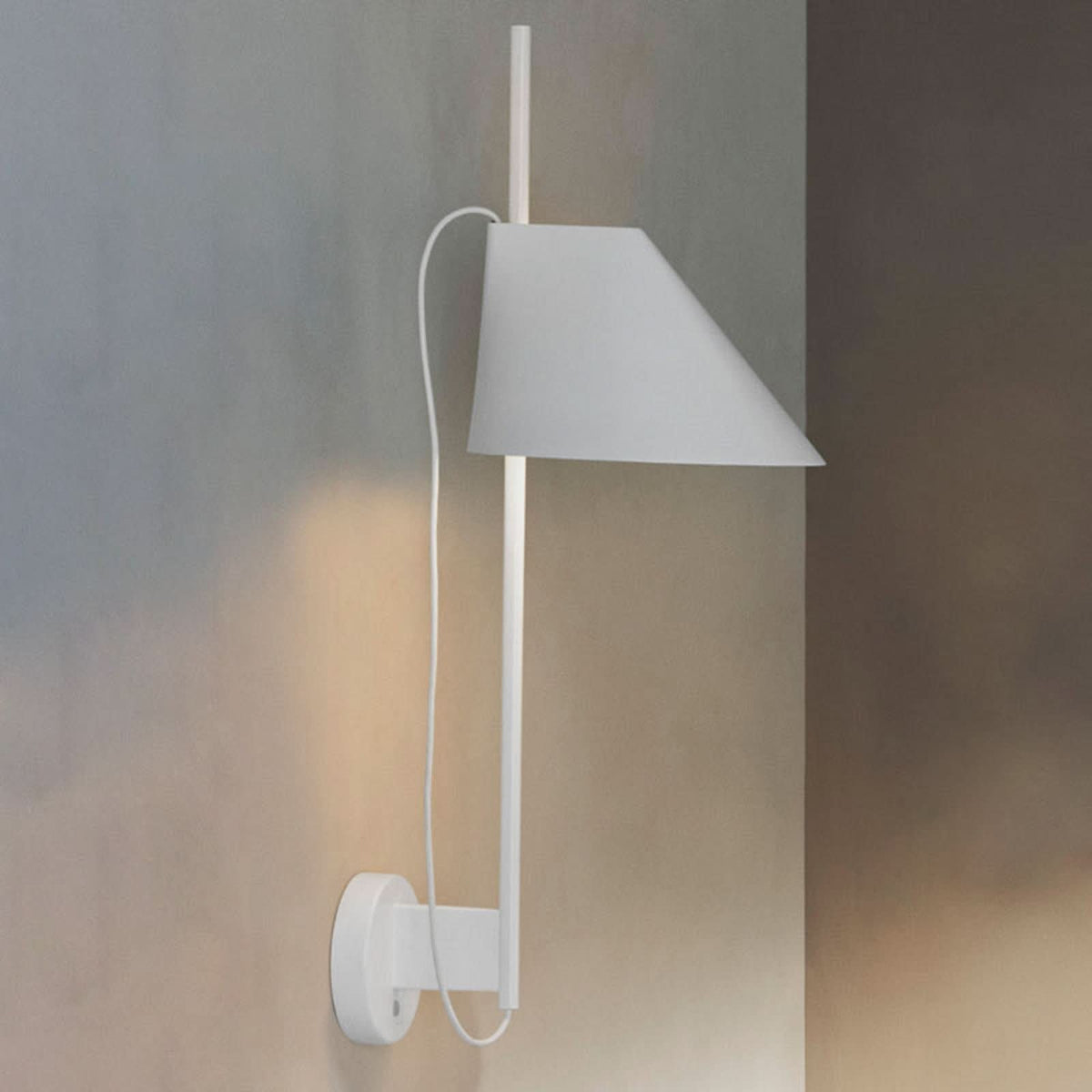 Applique murale LED Yuh en laiton, blanc, hauteur 62,6 cm