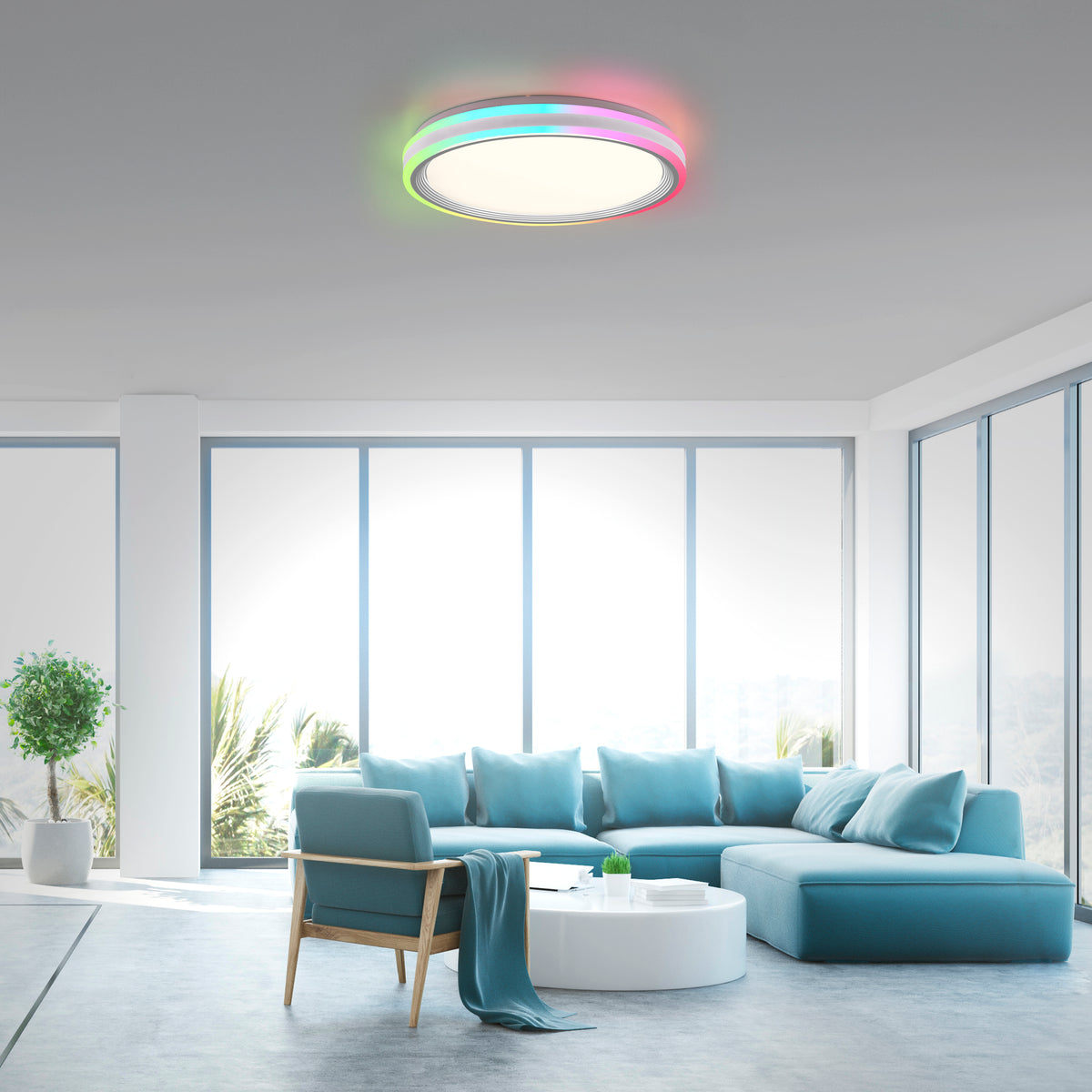 Mise en ambiance du plafonnier allumé dans un salon au mobilier bleu.