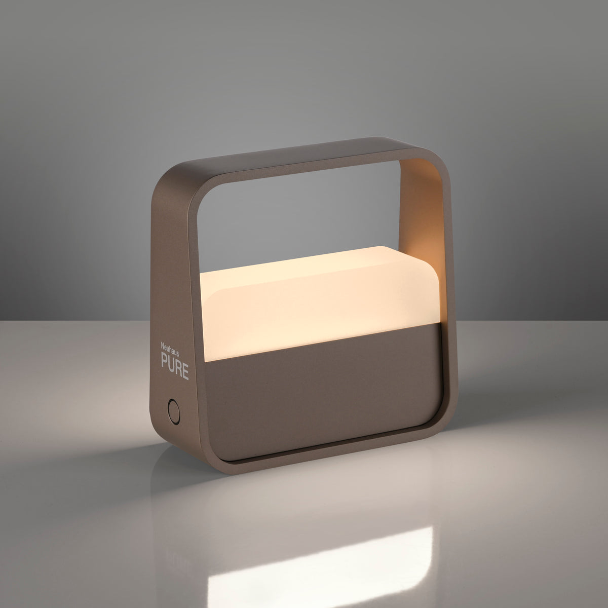 Lampe à poser allumée en studio, reflet de lumière douce sur surface brillante