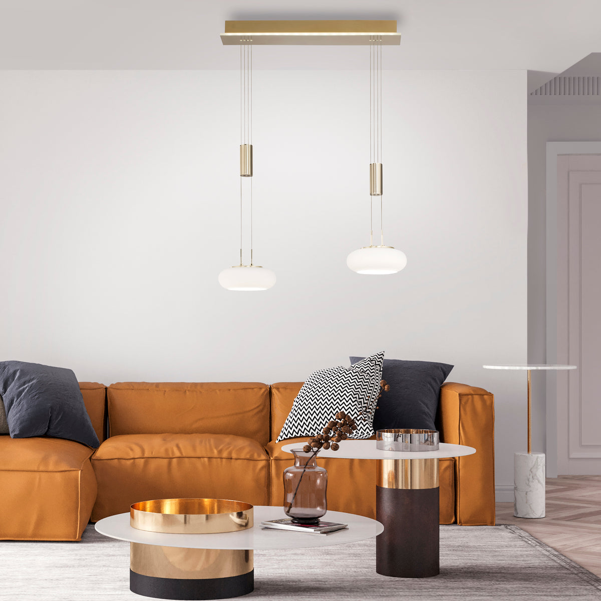 Mise en ambiance du luminaire suspendu au-dessus d'un canapé ocre dans un salon