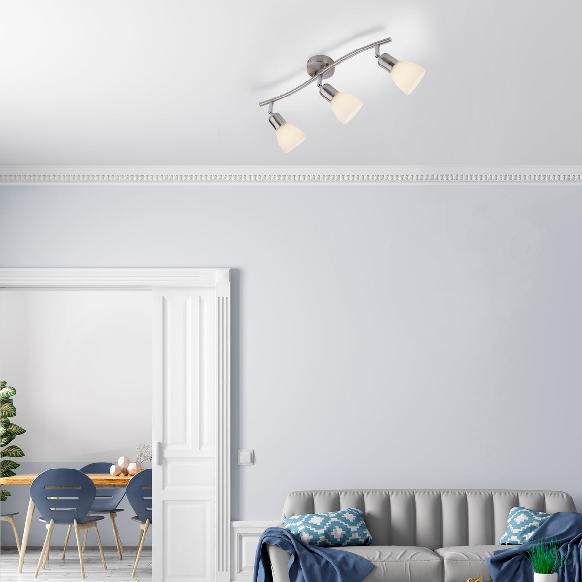 Mise en ambiance dans un salon, luminaire installé au plafond au-dessus du canapé