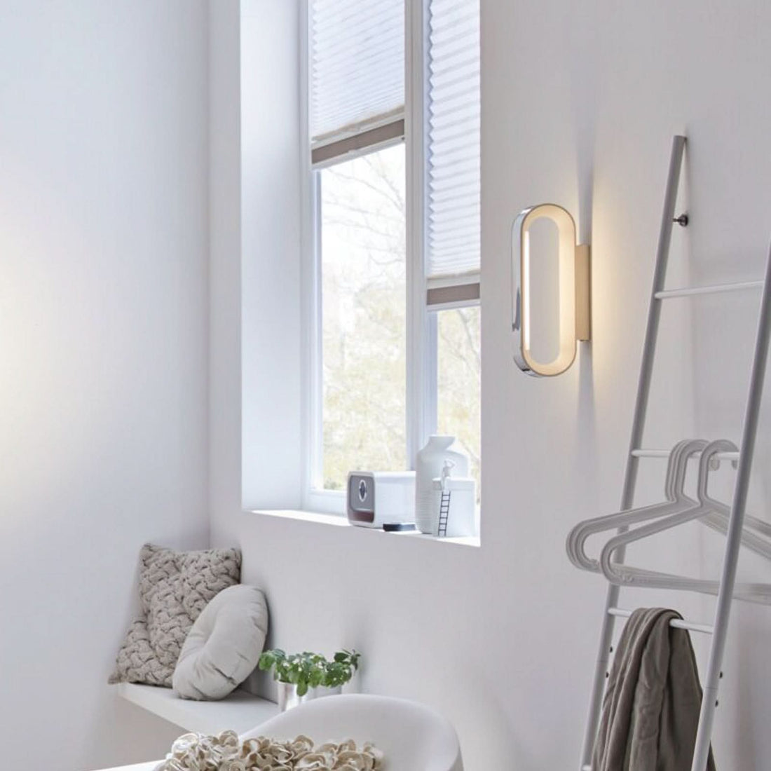 Applique murale LED Agena en aluminium, chromé et blanc satiné, hauteur 5 cm, IP44