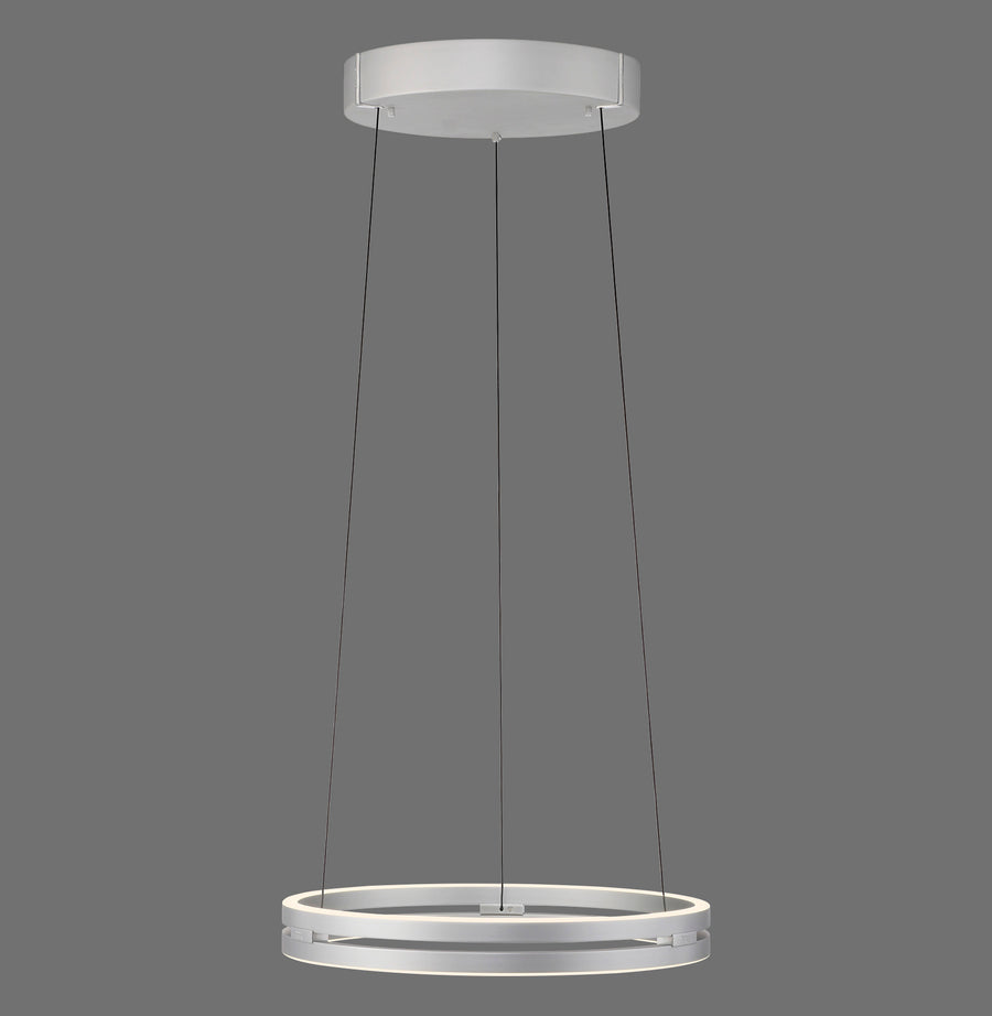 Suspension circulaire en aluminium suspendue par trois câbles sur fond gris