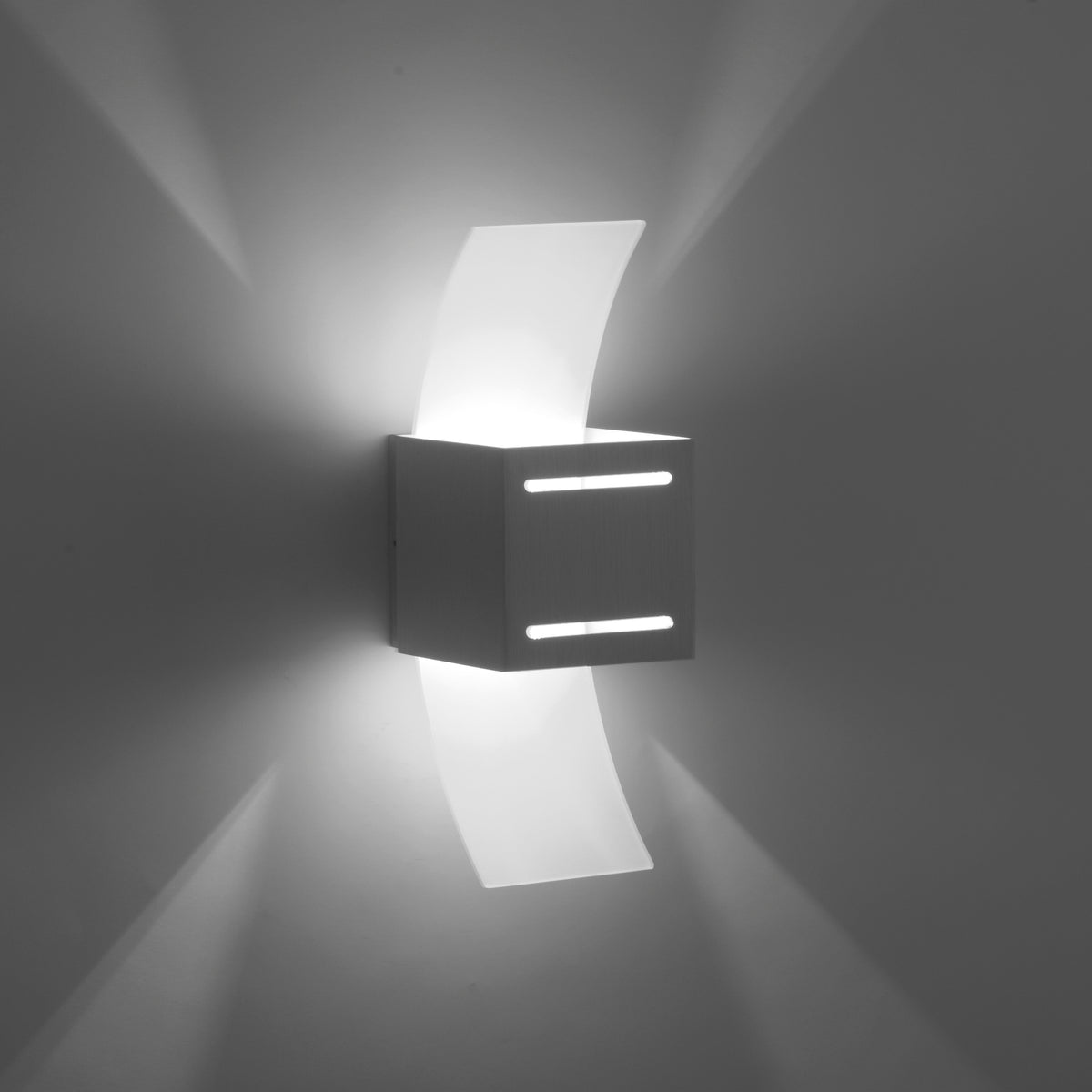 Vue de nuit montrant les faisceaux lumineux projetés en étoile sur le mur
