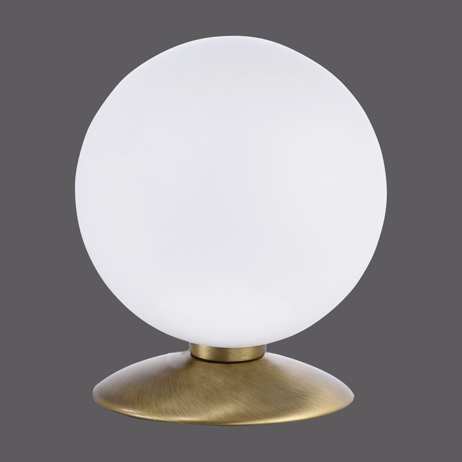 Lampe à poser boule en verre opalin sur socle laiton vieilli, vue de face