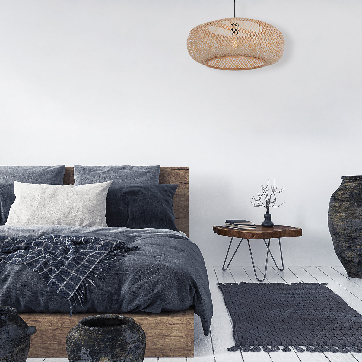 Suspension bambou Maze au-dessus d'un lit dans une chambre cosy | Designix