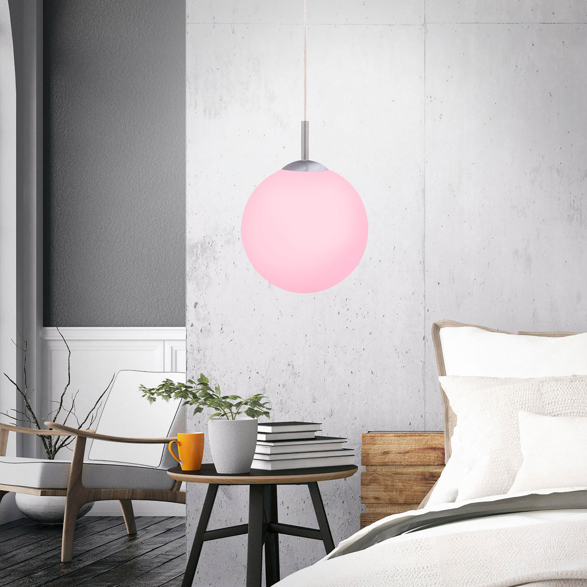 Mise en ambiance dans une chambre, suspension boule diffusant une lumière rose pâle.