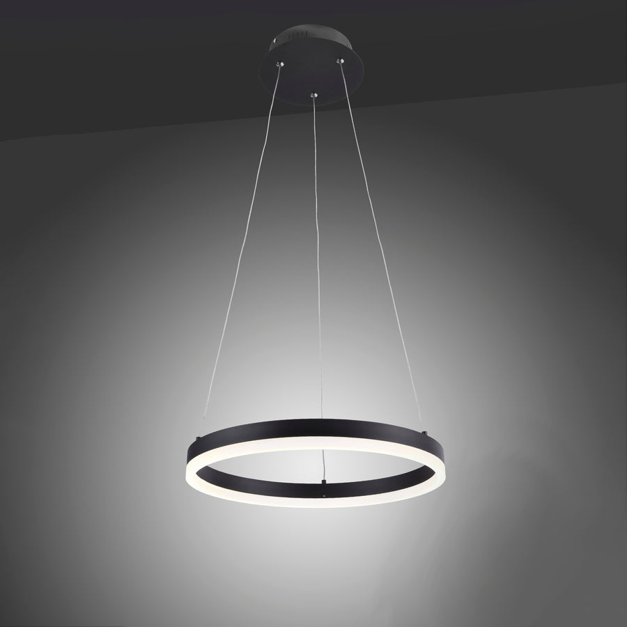 Luminaire allumé dans une pièce sombre, halo de lumière blanche chaude au plafond