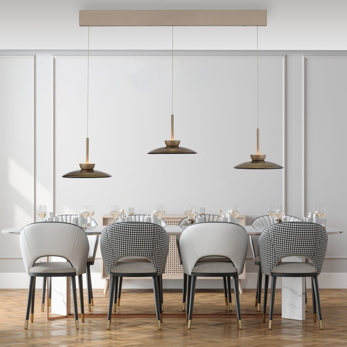 Mise en ambiance au-dessus d'une table de salle à manger, trois suspensions en verre ambré
