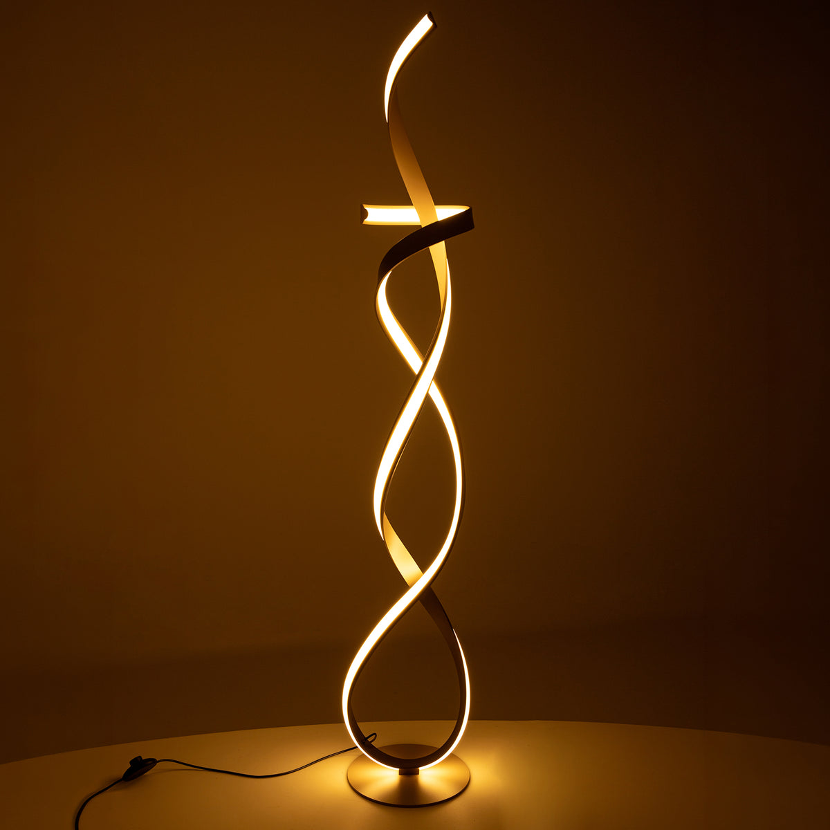 Mise en ambiance nocturne du lampadaire allumé diffusant une lumière chaude.