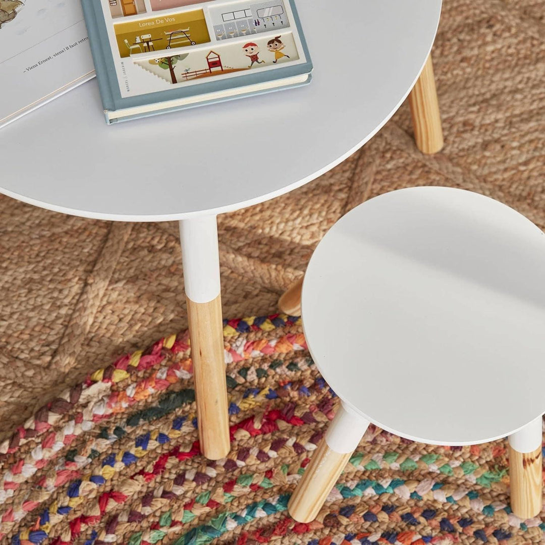 Alice'S Home - Table Ronde Pour Enfants. Deux Tabourets Tobias - Pin Et MDF - Ø55 X H43CM | Designix - Amazon    - https://designix.fr/