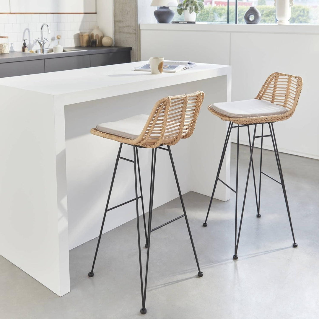 Alice'S Home - Deux Tabourets De Bar En Rotin Naturel Et Métal. Coussins Beige 75Cm- Cahya | Designix - Amazon    - https://designix.fr/