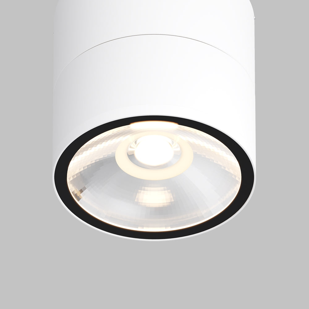 Détail du dessous : anneau noir, lentille optique et module LED circulaire allumé.