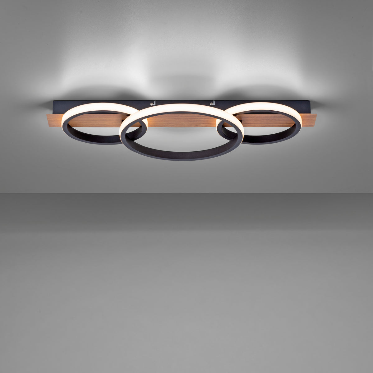 Vue de face éclairée montrant le halo lumineux projeté au plafond