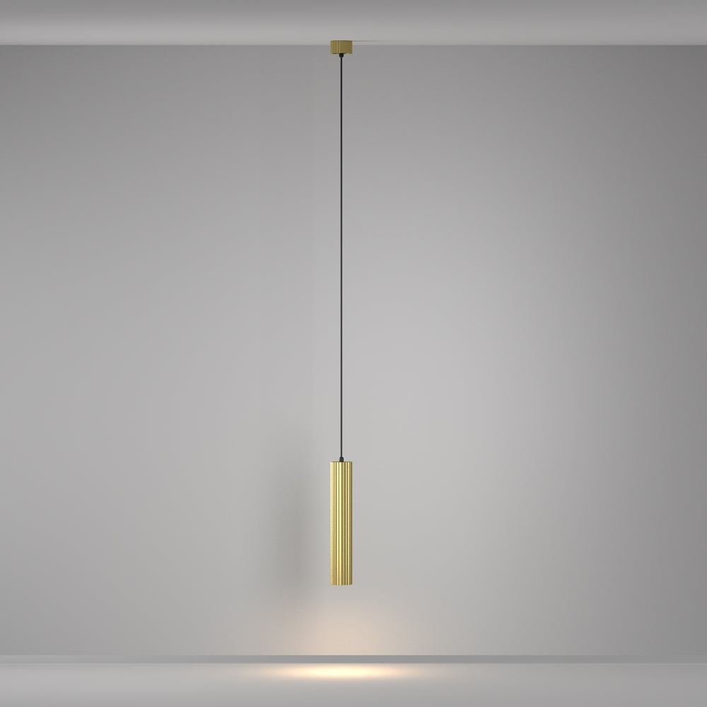 Luminaire suspendu allumé dans une pièce vide, halo lumineux projeté au sol