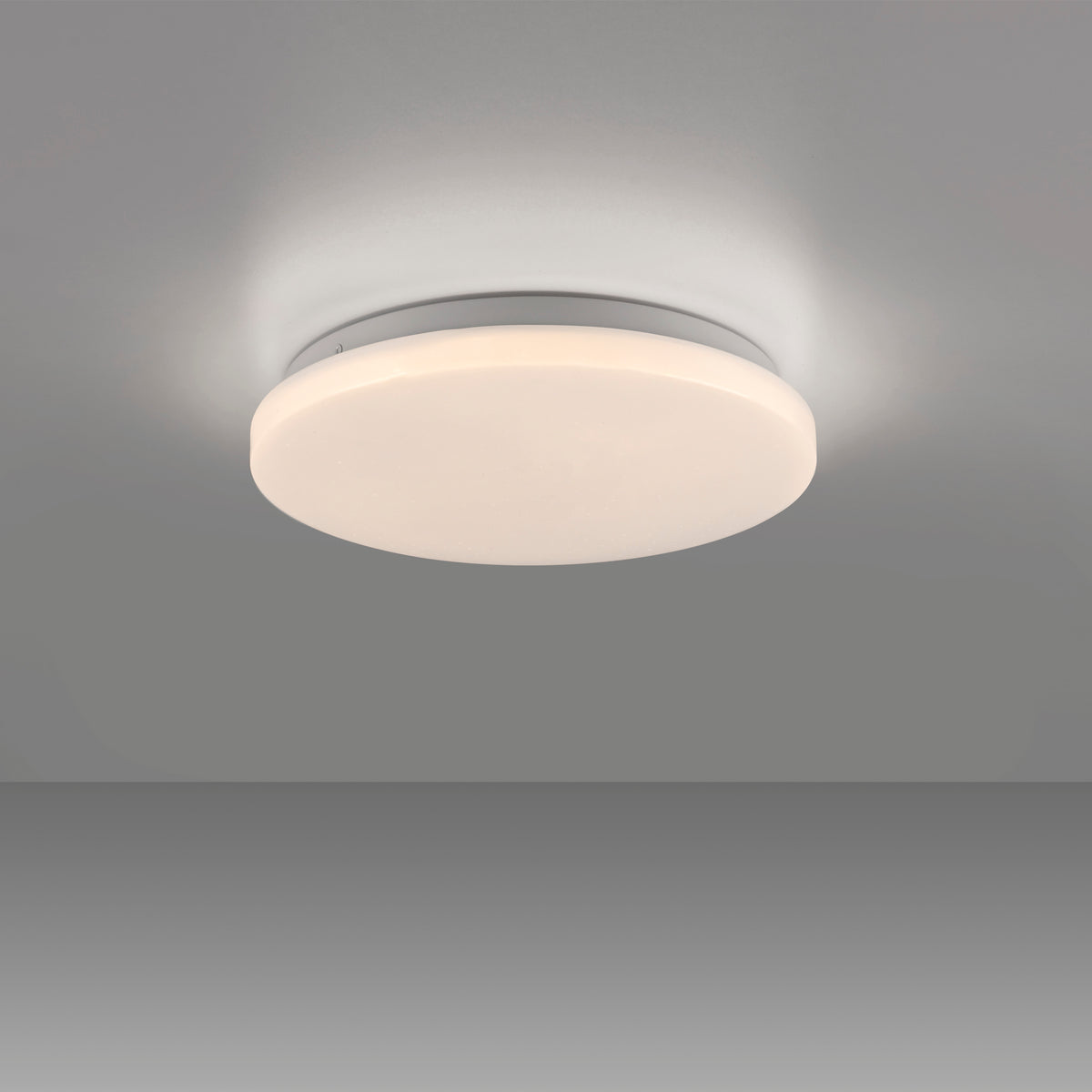 Plafonnier allumé fixé au plafond, halo de lumière chaude diffusée