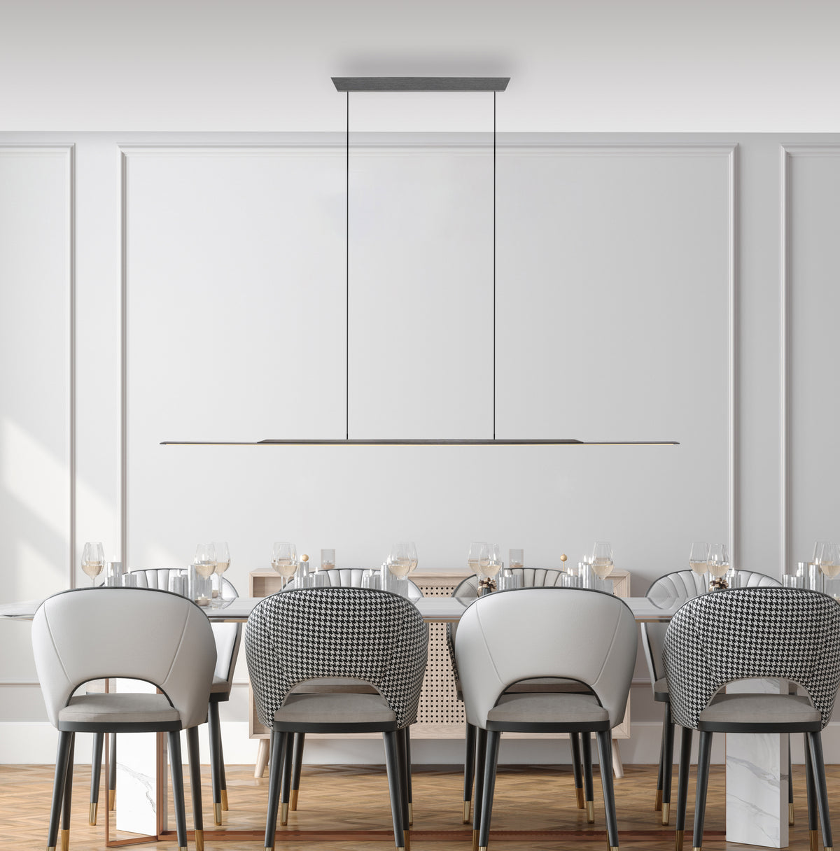 Mise en ambiance au-dessus d'une table de salle à manger contemporaine et chaises