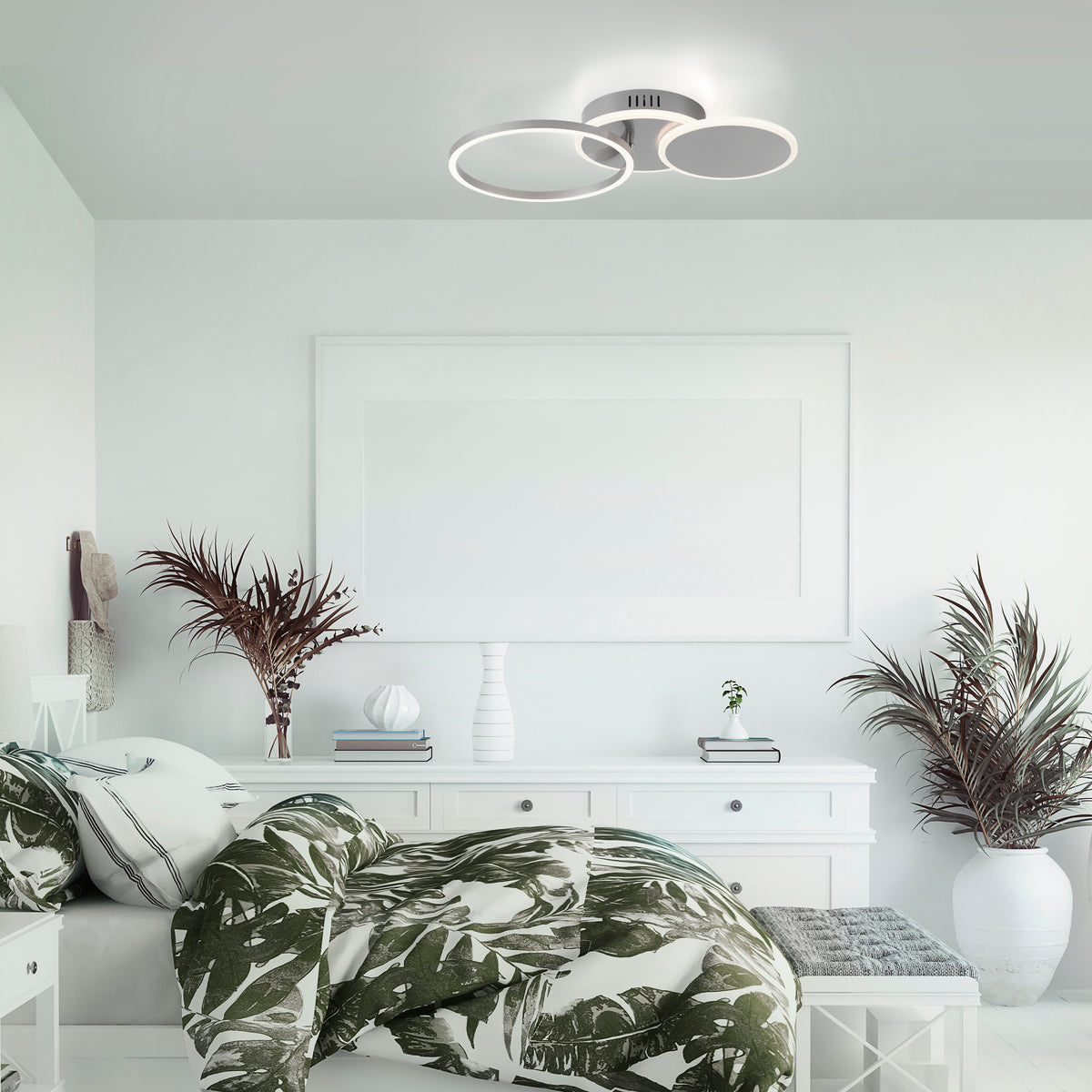 Mise en ambiance dans une chambre blanche, plafonnier allumé au plafond au-dessus du lit