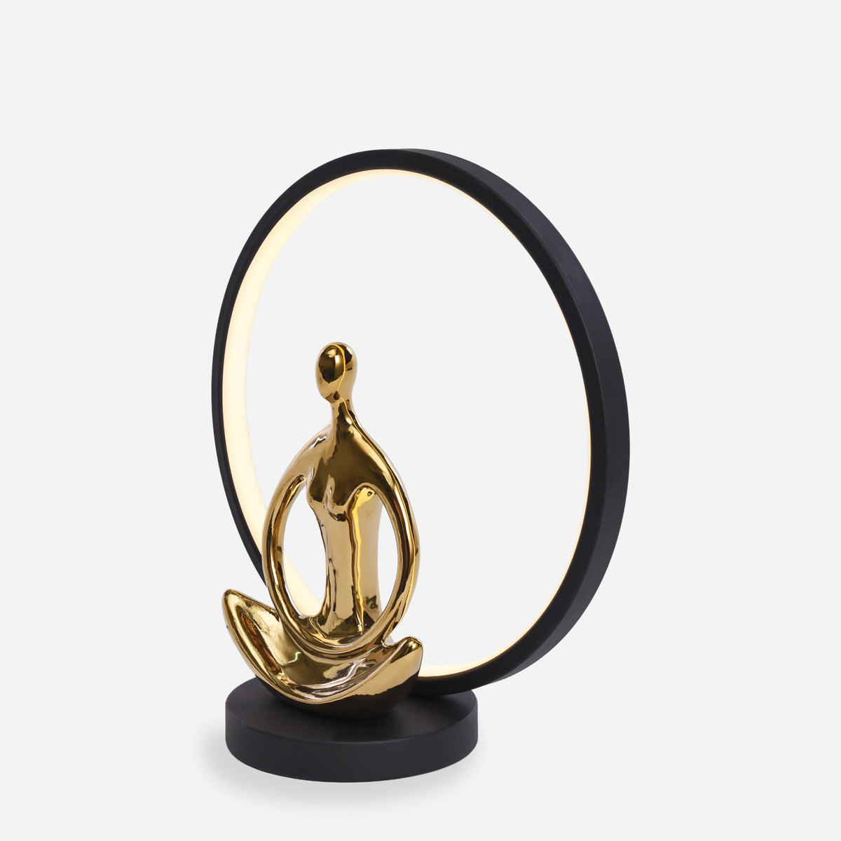 Vue de trois quarts montrant l'épaisseur de l'anneau et le reflet doré de la statuette
