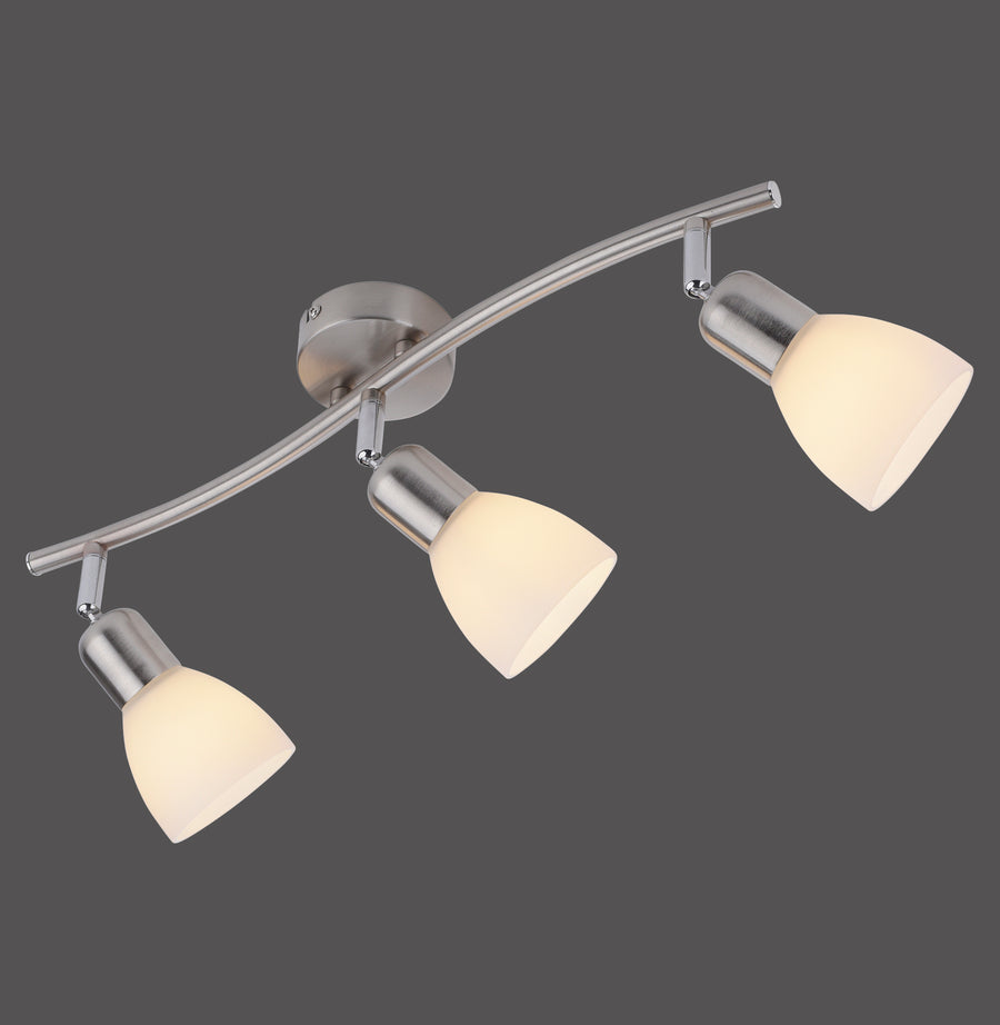 Vue de face du luminaire trois spots en acier brossé avec diffuseurs en verre opalin