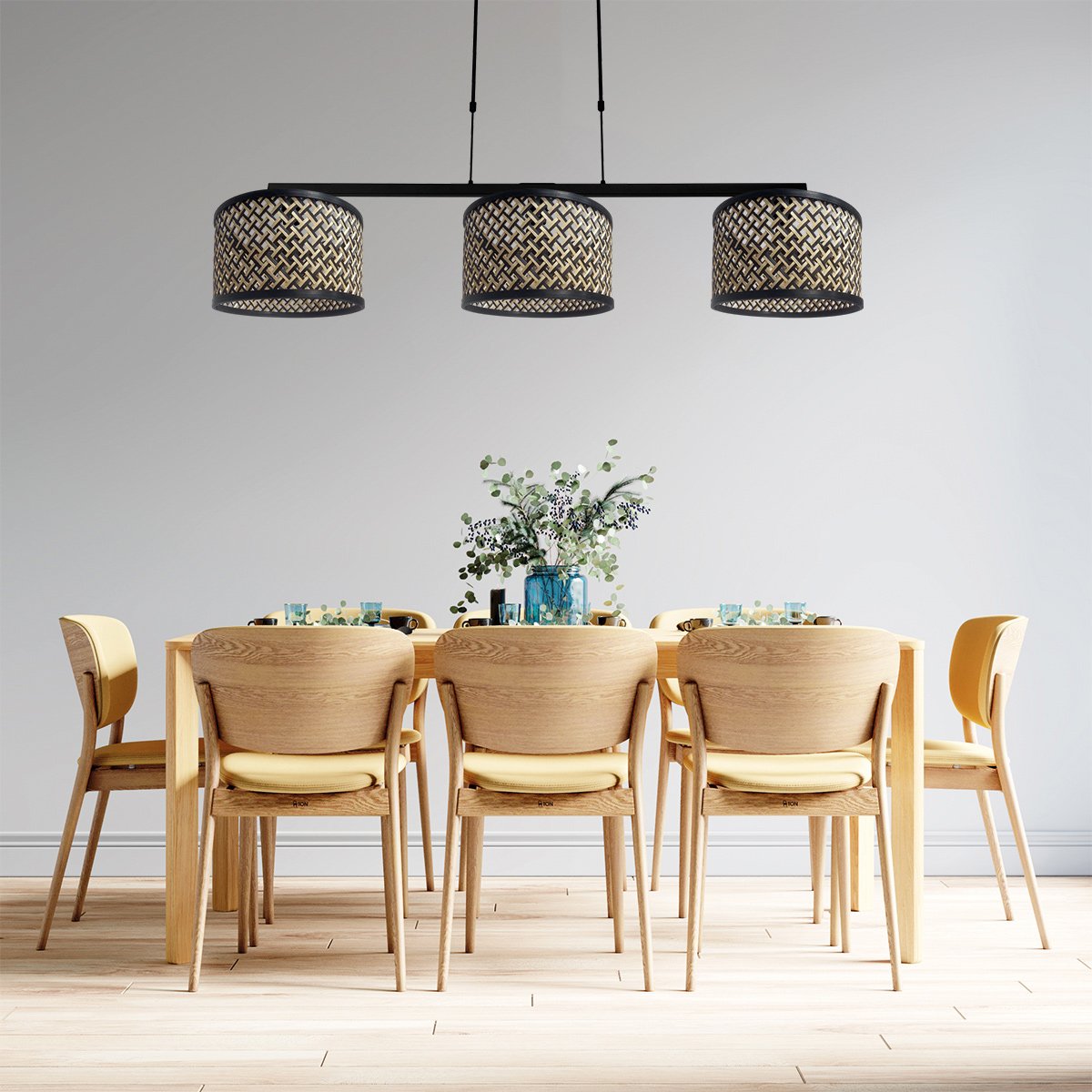 Mise en ambiance au-dessus d'une table à manger en bois clair