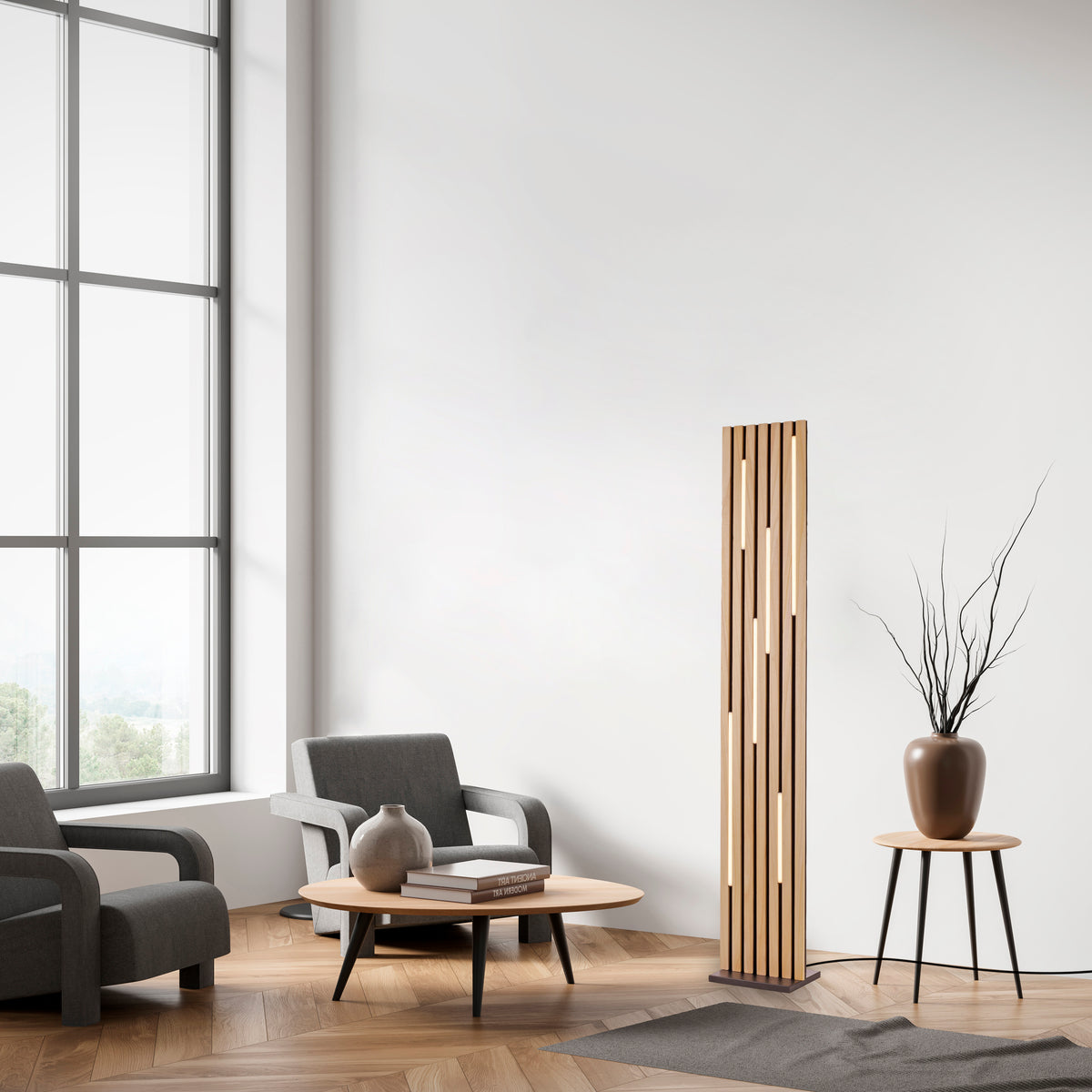 Mise en ambiance dans un salon clair avec fauteuils gris et table basse