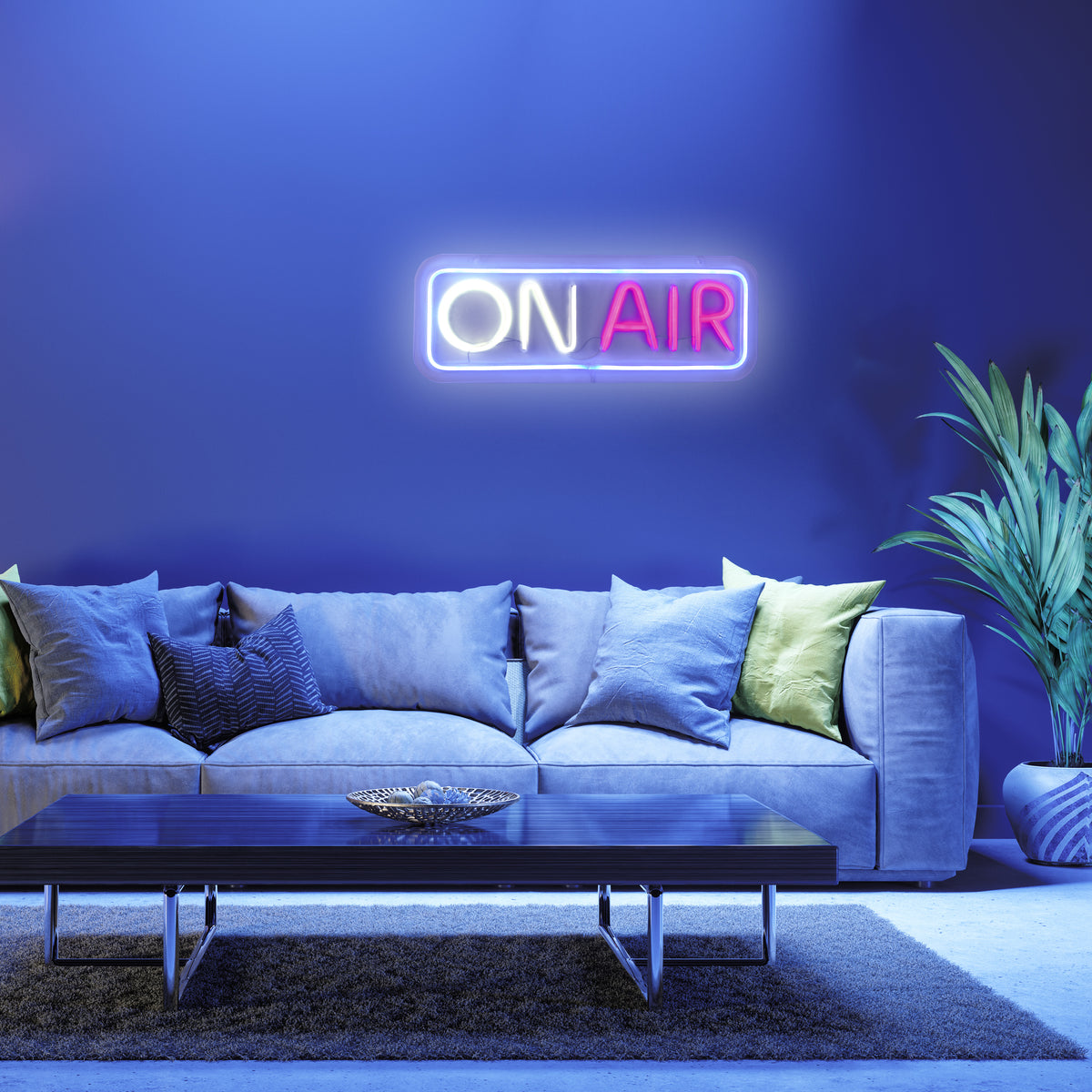 Mise en ambiance du néon ON AIR accroché au mur bleu au-dessus d'un canapé moderne.