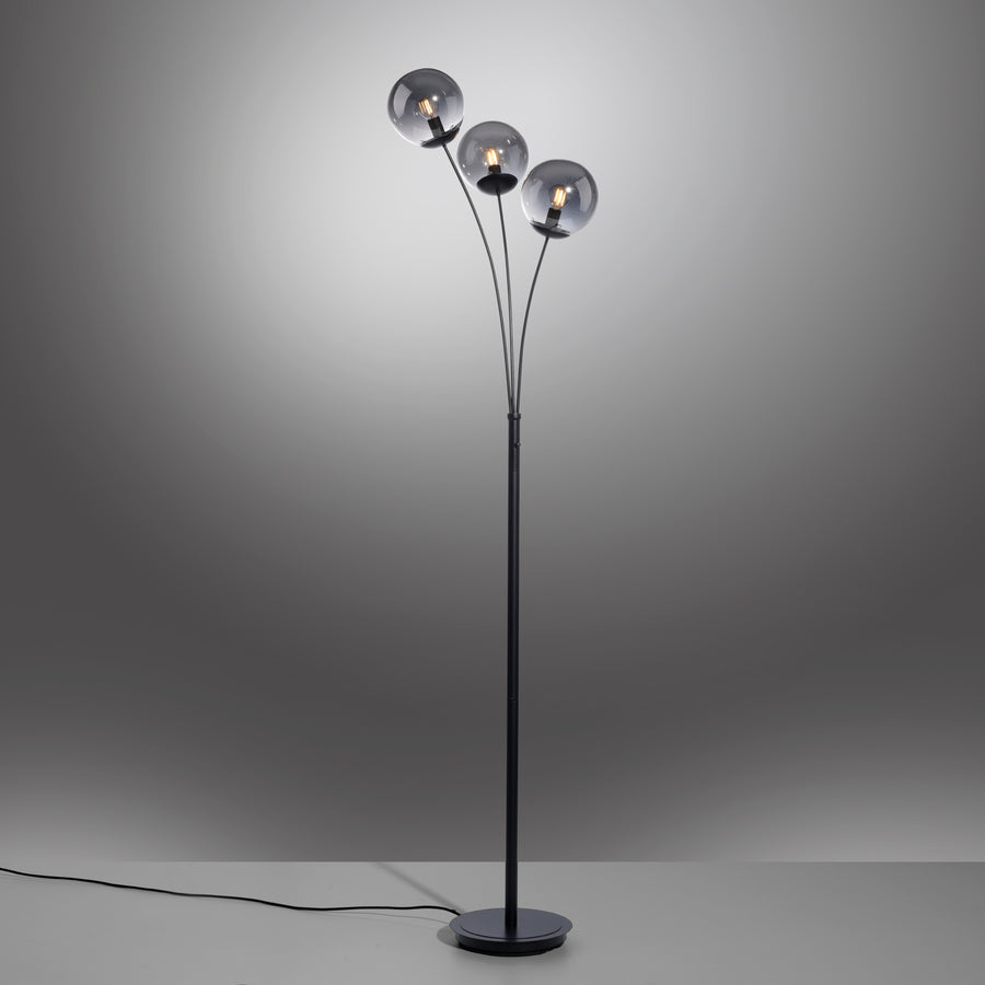Lampadaire éteint sur fond dégradé, câble d'alimentation noir au sol.