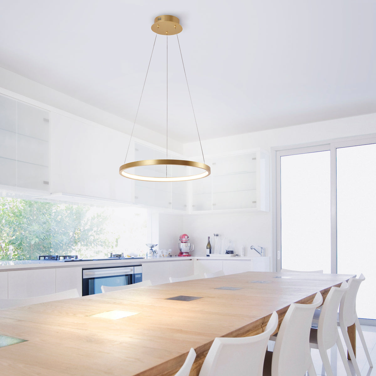 Mise en ambiance au-dessus d'une longue table de cuisine blanche et bois
