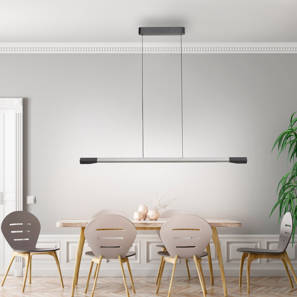 Mise en ambiance au-dessus d'une table à manger en bois dans un intérieur clair
